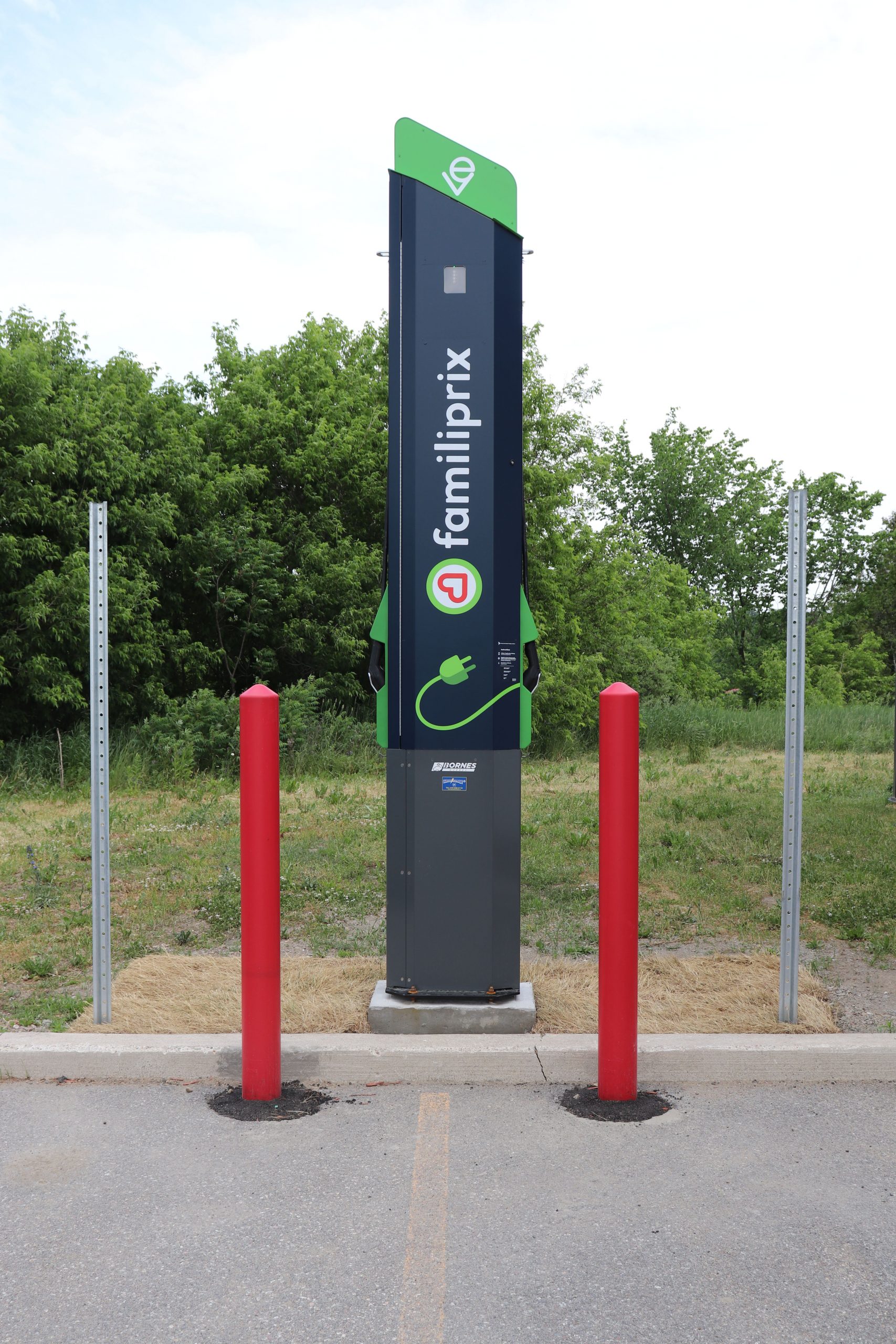 The charger at Familiprix Marc Aufranc pharmacy on Hwy. 148 in Shawville can charge two vehicles, with one cable being reserved for the pharmacy’s own electric delivery vehicle. It costs one dollar per hour to use and drivers simply need to download an app to use it.